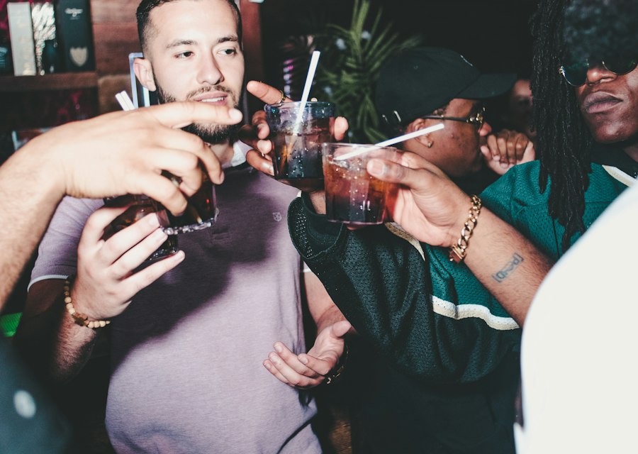 Freunde feiern zusammen auf einer Hausparty