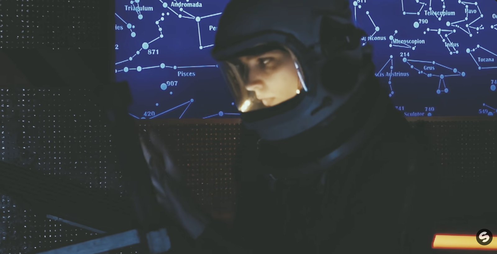 Szene aus dem Musikvideo zu Jack und Jolene: Astronautin vor einer Sternenkarte