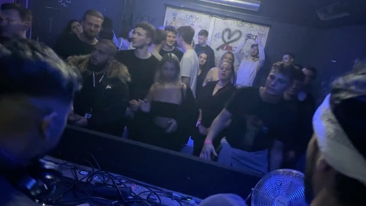 Basstian legt im Club auf, Crowd vor dem DJ-Pult