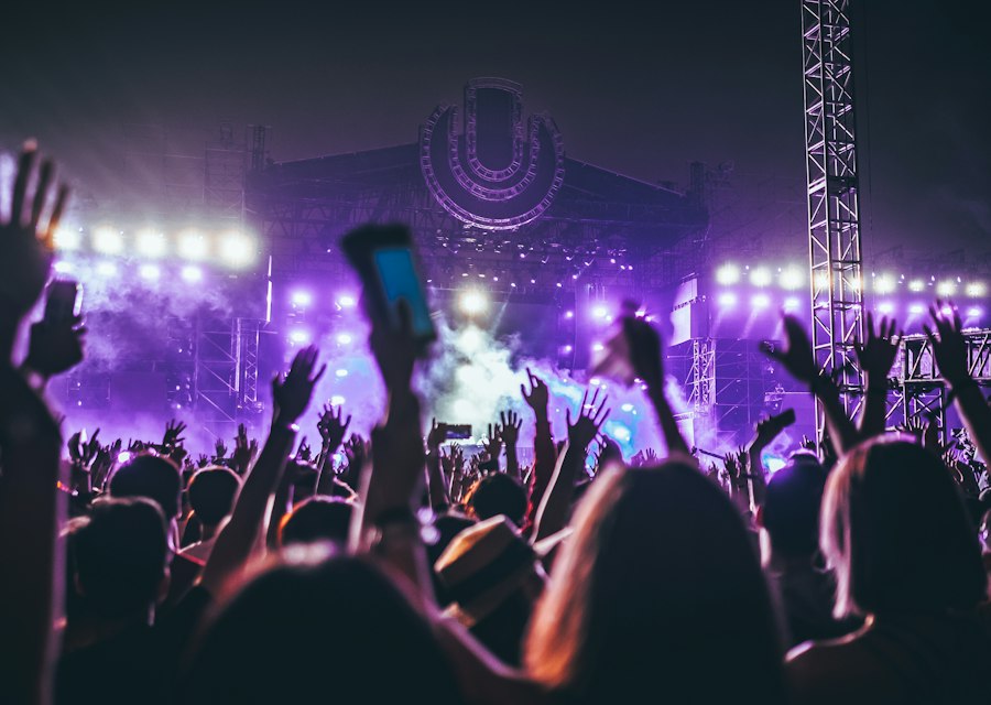 Festival-Crowd vor einer Bühne mit violettem Licht